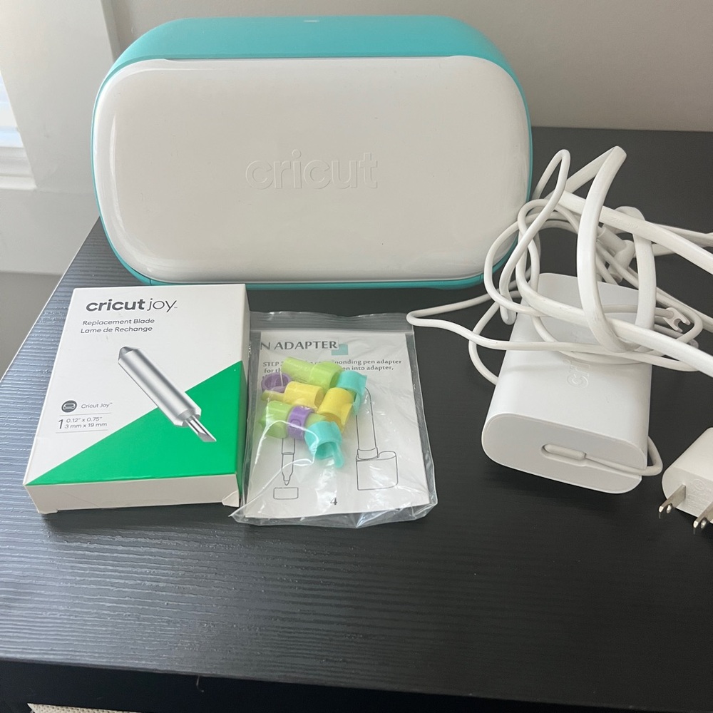 Cricut Joy Crafting Machine in White and Teal
